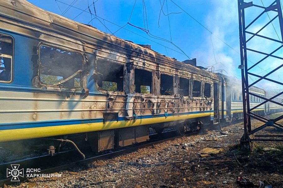 Il fumo si alza da un treno passeggeri in seguito a un attacco con droni russi nella regione di Kharkiv, Ucraina (via REUTERS)