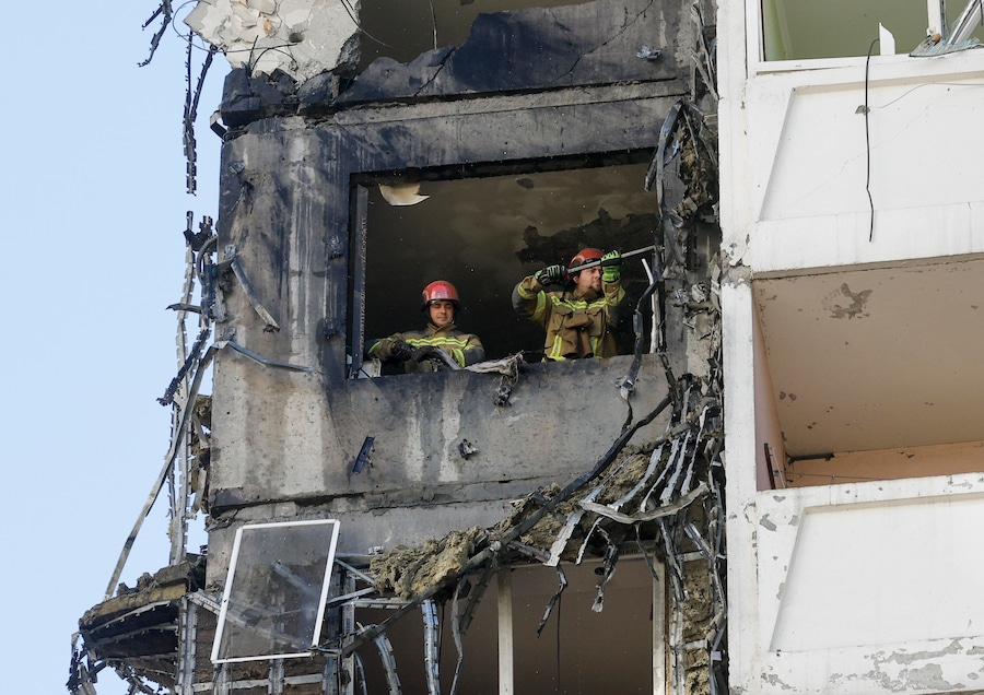 I soccorritori ucraini operano sul luogo di un attacco russo contro un edificio residenziale a molti piani a Kiev, in Ucraina (EPA)