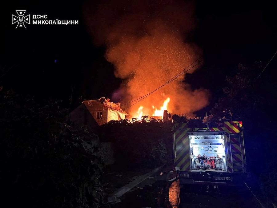 Un'autopompa nei pressi di un'abitazione in fiamme a seguito di un attacco militare russo a Mykolaiv, Ucraina (via REUTERS)