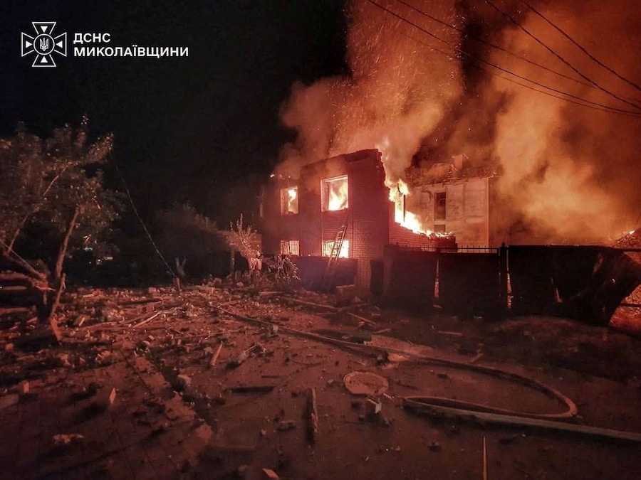 Una casa in fiamme a seguito di un attacco militare russo a Mykolaiv, Ucraina (via REUTERS)