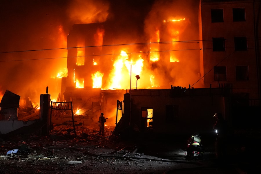 Un soccorritore spegne un incendio in un edificio distrutto a seguito di un attacco missilistico russo a Kiev (APN)