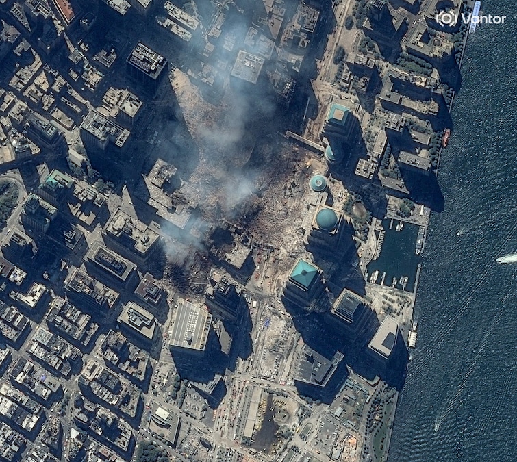 Un'immagine satellitare mostra una colonna di fumo che si alza dal sito del World Trade Center dopo che due aerei si sono schiantati contro le torri negli attacchi dell'11 settembre, a New York City, Stati Uniti. (via REUTERS)