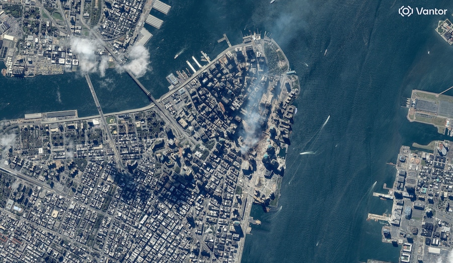 Un'immagine satellitare mostra una colonna di fumo che si alza dal sito del World Trade Center dopo che due aerei si sono schiantati contro le torri negli attacchi dell'11 settembre, a New York City, Stati Uniti. (via REUTERS)