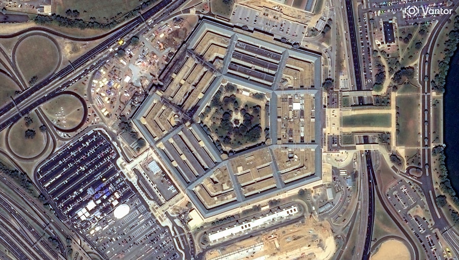 Un'immagine satellitare mostra il Pentagono dopo che un aereo si è schiantato contro il quartier generale delle forze armate statunitensi durante gli attacchi dell'11 settembre, a Washington, Stati Uniti. (via REUTERS)