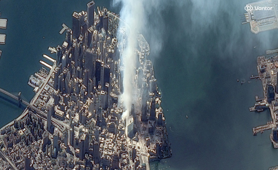 Un'immagine satellitare mostra una colonna di fumo che si alza dal sito del World Trade Center dopo che due aerei si sono schiantati contro le torri durante gli attacchi dell'11 settembre, a New York. (via REUTERS)