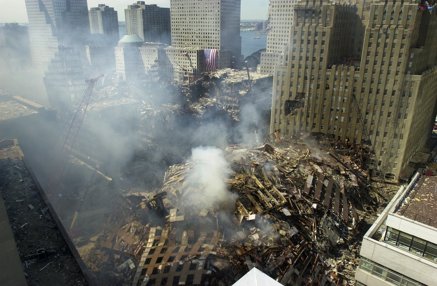 Il fumo sale dalle macerie di Ground Zero sei giorni dopo gli attacchi terroristici che hanno distrutto il World Trade Center e causato la morte di quasi 3.000 persone. New York, 11 settembre 2001. (APN)