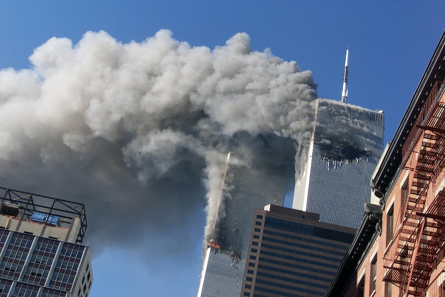 Il fumo si alza dalle Torri Gemelle del World Trade Center in fiamme dopo l'impatto degli aerei dirottati, 11 settembre 2001, New York. (APN)
