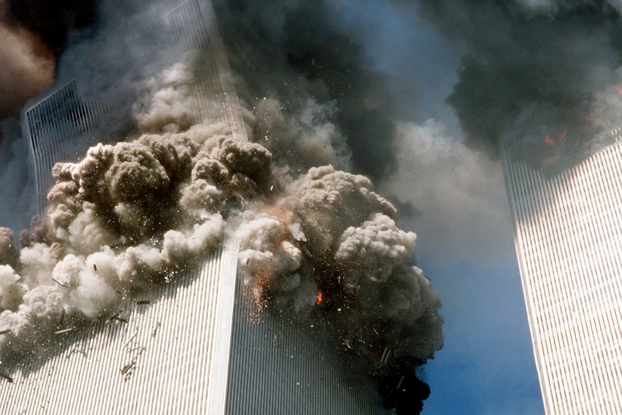 Il crollo della Torre Sud del World Trade Center. 11 settembre 2001 (APN)