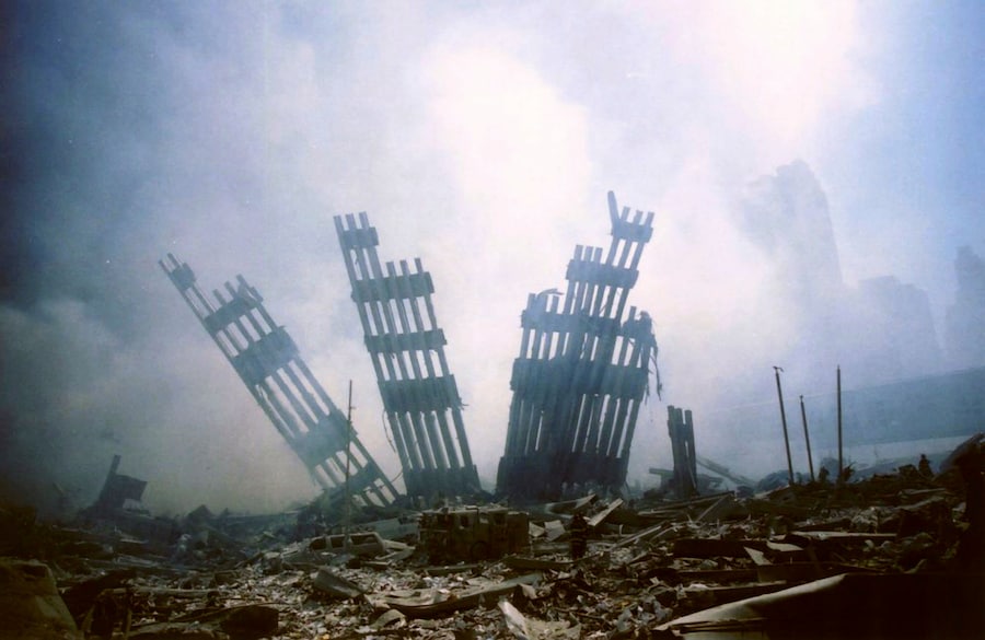 I resti del World Trade Center spuntano dalle macerie dopo l'attacco terroristico agli edifici di New York – 11 settembre 2001. (APN)