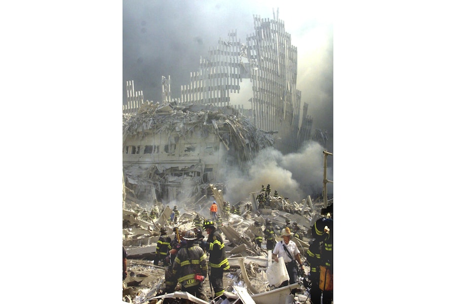 La struttura esterna della facciata di una delle Torri Gemelle del World Trade Center di New York si erge dalle macerie rimaste dopo la distruzione di entrambi gli edifici negli attacchi terroristici dell'11 settembre 2001. (APN)