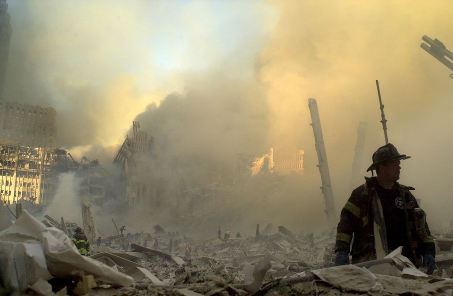 Un pompiere solitario si fa strada tra le macerie del World Trade Center a New York, martedì 11 settembre 2001. (APN)