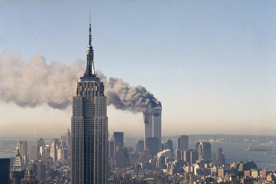 Le Torri Gemelle del World Trade Center in fiamme sullo sfondo dell’Empire State Building a New York, 11 settembre 2001. (APN)