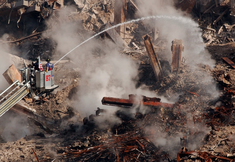 I vigili del fuoco spengono i focolai ancora attivi tra le macerie del World Trade Center a New York, 11 settembre 2001. (APN)