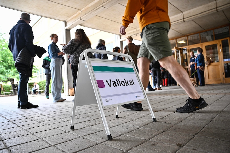 I cittadini fanno la fila per votare alle elezioni generali svedesi in un seggio elettorale a Stoccolma, in Svezia, il 13 settembre 2026. Le elezioni generali svedesi si terranno il 13 settembre 2026; gli elettori sceglieranno i membri del Riksdag, nonché i rappresentanti nelle elezioni regionali e comunali. EPA/Martin Pahlmblad (EPA)