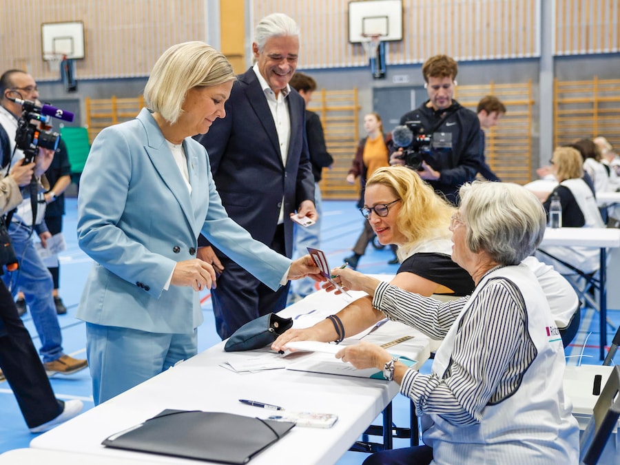 La leader del Partito Socialdemocratico svedese Magdalena Andersson e suo marito, Richard Friberg, votano in un seggio elettorale a Nacka, in Svezia, il 13 settembre 2026. Le elezioni generali in Svezia si terranno il 13 settembre 2026: gli elettori eleggeranno i membri del Riksdag, nonché i rappresentanti nelle elezioni regionali e comunali. EPA/Stefan Jerrevang (EPA)