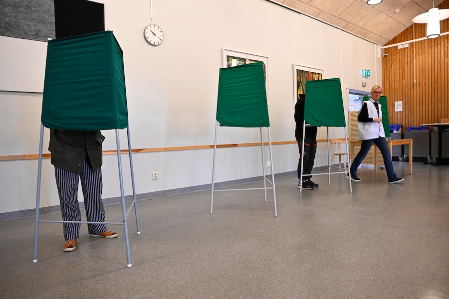 Gli elettori votano alle elezioni generali svedesi in un seggio elettorale allestito in una scuola di Enköping, in Svezia, il 13 settembre 2026. Le elezioni generali svedesi si terranno il 13 settembre 2026: gli elettori eleggeranno i membri del Riksdag, nonché i rappresentanti nelle elezioni regionali e comunali. EPA/Fredrik Sandberg (EPA)