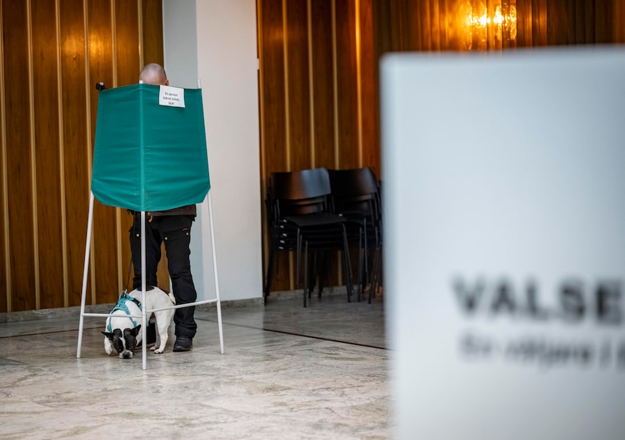 Una persona si appresta a votare durante le elezioni generali svedesi in un seggio elettorale a Malmö, in Svezia, il 13 settembre 2026. Le elezioni generali svedesi si terranno il 13 settembre 2026; gli elettori eleggeranno i membri del Riksdag, nonché i rappresentanti nelle elezioni regionali e comunali. EPA/Johan Nilsson (EPA)