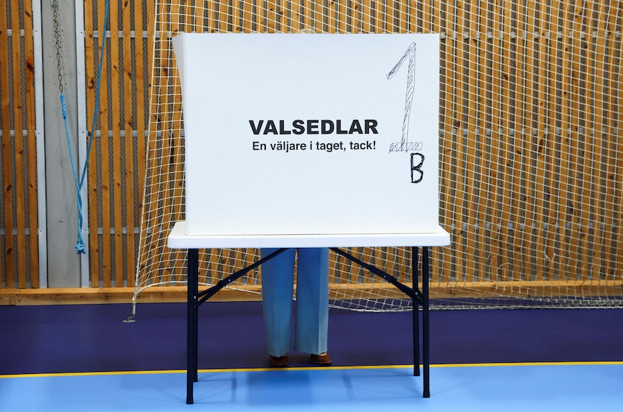La leader dell'opposizione e del Partito Socialdemocratico svedese, Magdalena Andersson, vota durante le elezioni generali a Nacka, nei pressi di Stoccolma, in Svezia, il 13 settembre 2026. REUTERS/Denis Balibouse (REUTERS)