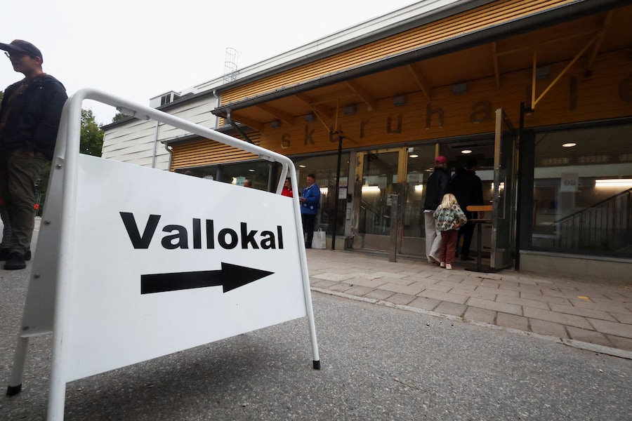Alcuni elettori entrano in un seggio elettorale durante le elezioni generali a Nacka, nei pressi di Stoccolma, in Svezia, il 13 settembre 2026. REUTERS/Denis Balibouse (REUTERS)
