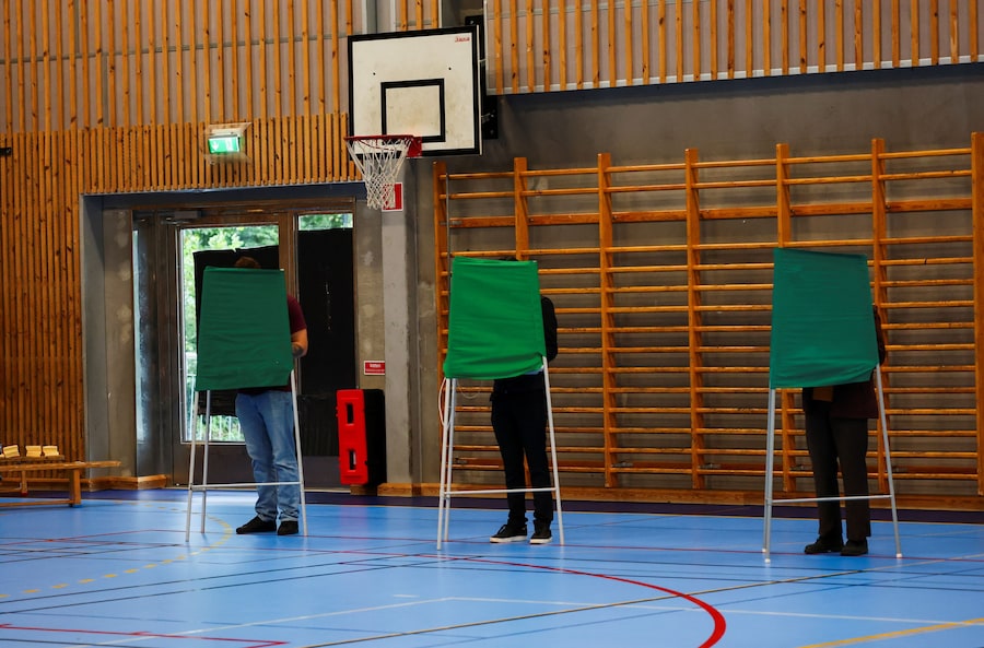 Cittadini alle urne in un seggio elettorale durante le elezioni generali a Nacka, nei pressi di Stoccolma, in Svezia, il 13 settembre 2026. REUTERS/Denis Balibouse (REUTERS)