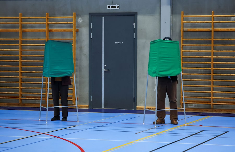 Cittadini alle urne in un seggio elettorale durante le elezioni generali a Nacka, nei pressi di Stoccolma, in Svezia, il 13 settembre 2026. REUTERS/Denis Balibouse (REUTERS)