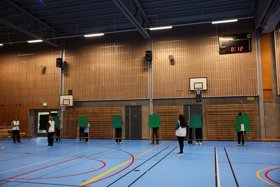 Cittadini alle urne in un seggio elettorale durante le elezioni generali a Nacka, nei pressi di Stoccolma, in Svezia, il 13 settembre 2026. REUTERS/Denis Balibouse (REUTERS)