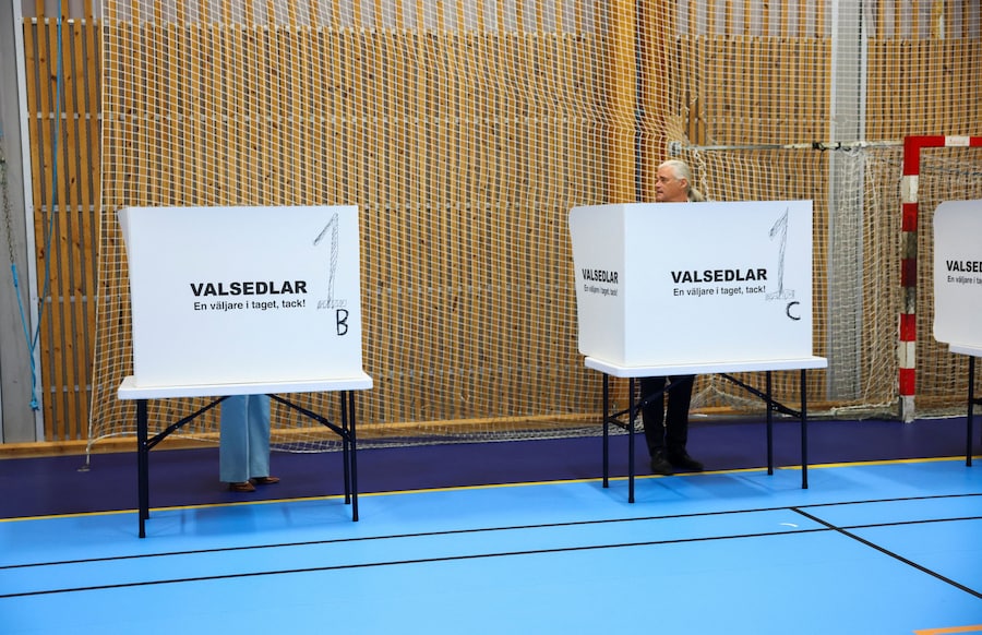 La leader dell'opposizione e presidente del Partito Socialdemocratico svedese, Magdalena Andersson, e suo marito, Richard Friberg, votano durante le elezioni generali a Nacka, nei pressi di Stoccolma, in Svezia, il 13 settembre 2026. REUTERS/Denis Balibouse (REUTERS)