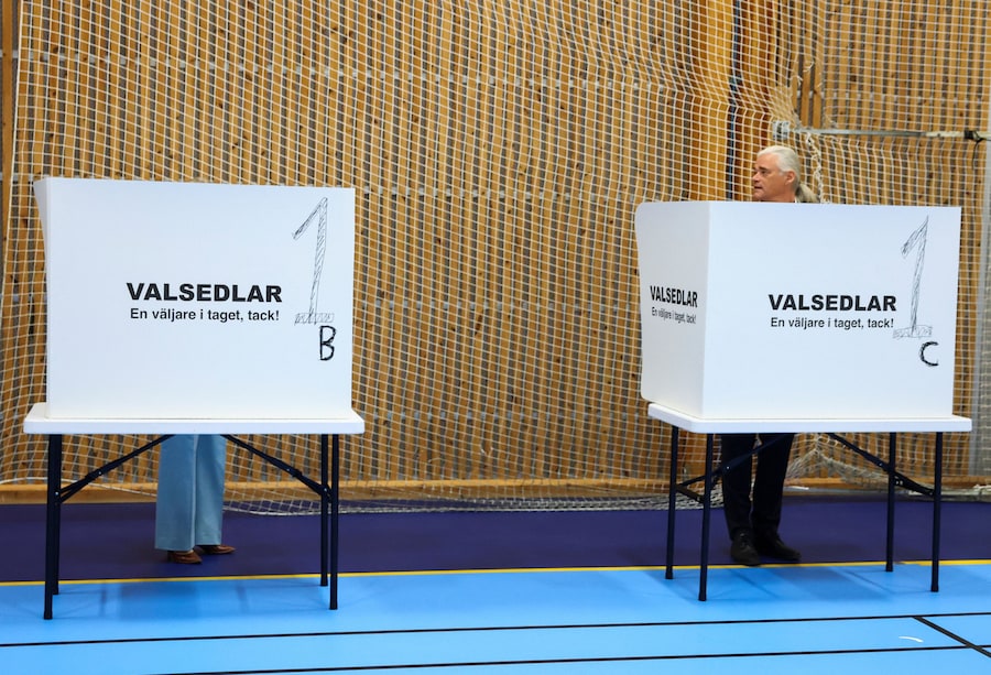 La leader dell'opposizione e presidente del Partito Socialdemocratico svedese, Magdalena Andersson, e suo marito, Richard Friberg, votano durante le elezioni generali a Nacka, nei pressi di Stoccolma, in Svezia, il 13 settembre 2026. REUTERS/Denis Balibouse (REUTERS)