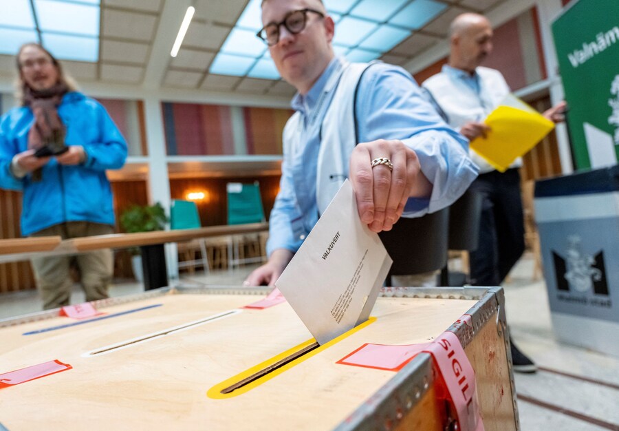 Una persona vota in un seggio elettorale durante le elezioni generali a Malmö, in Svezia, il 13 settembre 2026. Agenzia TT News/Johan Nilsson/via REUTERS (via REUTERS)
