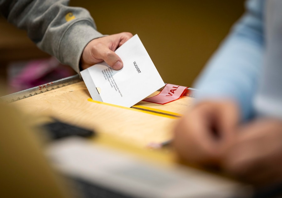 Una persona vota durante le elezioni generali svedesi in un seggio elettorale a Malmö, in Svezia, il 13 settembre 2026. Le elezioni generali svedesi si terranno il 13 settembre 2026; gli elettori eleggeranno i membri del Riksdag, nonché i rappresentanti nelle elezioni regionali e comunali. EPA/Johan Nilsson (EPA)