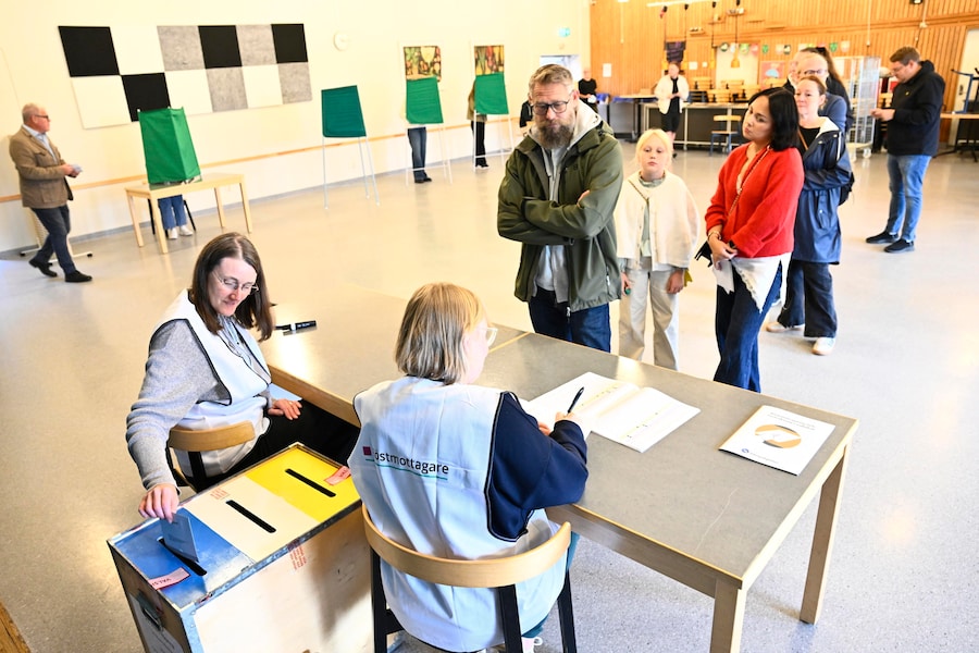 Gli elettori votano alle elezioni generali svedesi in un seggio elettorale allestito in una scuola di Enköping, in Svezia, il 13 settembre 2026. Le elezioni generali svedesi si terranno il 13 settembre 2026: gli elettori eleggeranno i membri del Riksdag, nonché i rappresentanti nelle elezioni regionali e comunali. EPA/Fredrik Sandberg (EPA)
