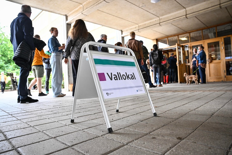 I cittadini fanno la fila per votare alle elezioni generali svedesi in un seggio elettorale a Stoccolma, in Svezia, il 13 settembre 2026. Le elezioni generali svedesi si terranno il 13 settembre 2026; gli elettori eleggeranno i membri del Riksdag, nonché i rappresentanti nelle elezioni regionali e comunali. EPA/Martin Pahlmblad (EPA)