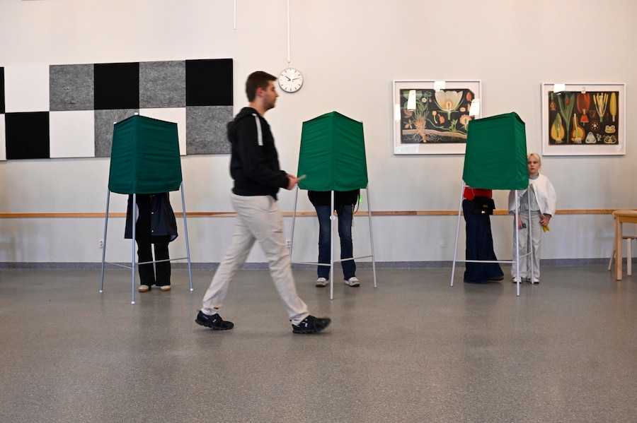 Gli elettori votano alle elezioni generali svedesi in un seggio elettorale allestito in una scuola di Enköping, in Svezia, il 13 settembre 2026. Le elezioni generali svedesi si terranno il 13 settembre 2026: gli elettori eleggeranno i membri del Riksdag, nonché i rappresentanti nelle elezioni regionali e comunali. EPA/Fredrik Sandberg (EPA)