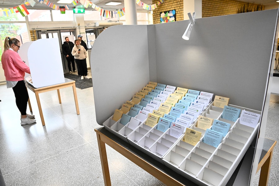 Gli elettori votano alle elezioni generali svedesi in un seggio elettorale allestito in una scuola di Enköping, in Svezia, il 13 settembre 2026. Le elezioni generali svedesi si terranno il 13 settembre 2026: gli elettori eleggeranno i membri del Riksdag, nonché i rappresentanti nelle elezioni regionali e comunali. EPA/Fredrik Sandberg (EPA)