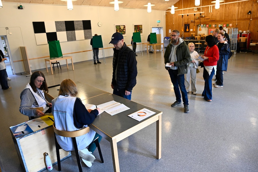 Gli elettori votano alle elezioni generali svedesi in un seggio elettorale allestito in una scuola di Enköping, in Svezia, il 13 settembre 2026. Le elezioni generali svedesi si terranno il 13 settembre 2026: gli elettori eleggeranno i membri del Riksdag, nonché i rappresentanti nelle elezioni regionali e comunali. EPA/Fredrik Sandberg (EPA)