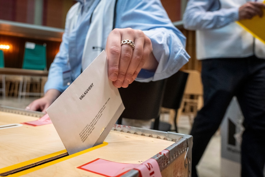 Una busta contenente una scheda elettorale viene inserita nell'urna presso un seggio elettorale situato nel municipio di Malmö, in Svezia, domenica 13 settembre 2026. (Johan Nilsson/Agenzia di stampa TT via AP) (APN)
