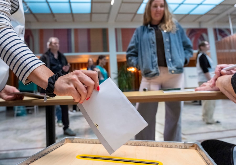 Una persona vota durante le elezioni generali svedesi in un seggio elettorale a Malmö, in Svezia, il 13 settembre 2026. Le elezioni generali svedesi si terranno il 13 settembre 2026; gli elettori eleggeranno i membri del Riksdag, nonché i rappresentanti nelle elezioni regionali e comunali. EPA/Johan Nilsson (EPA)