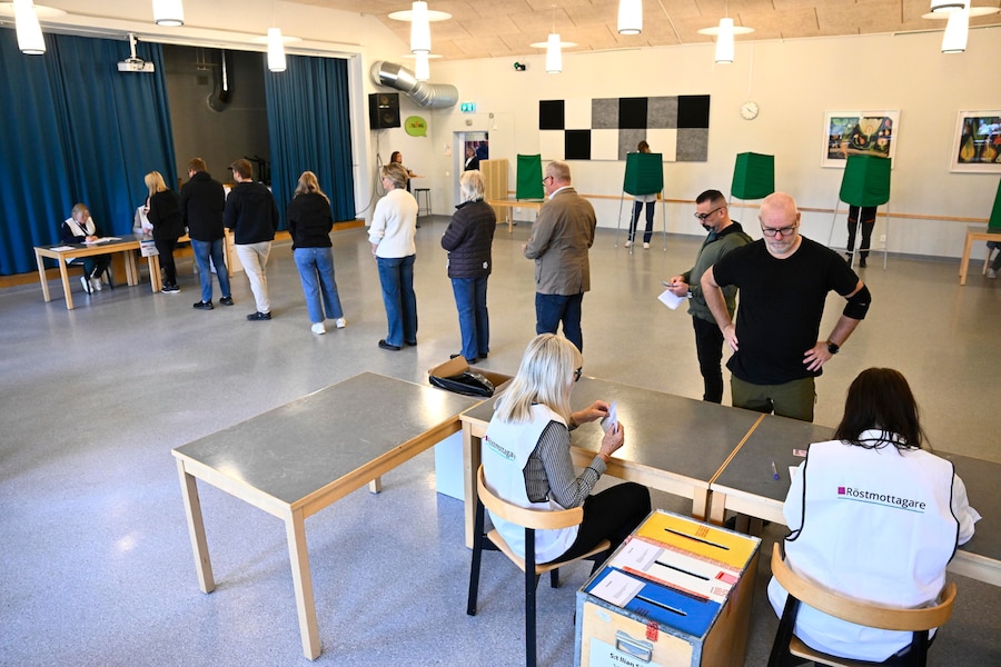 Gli elettori votano alle elezioni generali svedesi in un seggio elettorale allestito in una scuola di Enköping, in Svezia, il 13 settembre 2026. Le elezioni generali svedesi si terranno il 13 settembre 2026: gli elettori eleggeranno i membri del Riksdag, nonché i rappresentanti nelle elezioni regionali e comunali. EPA/Fredrik Sandberg (EPA)
