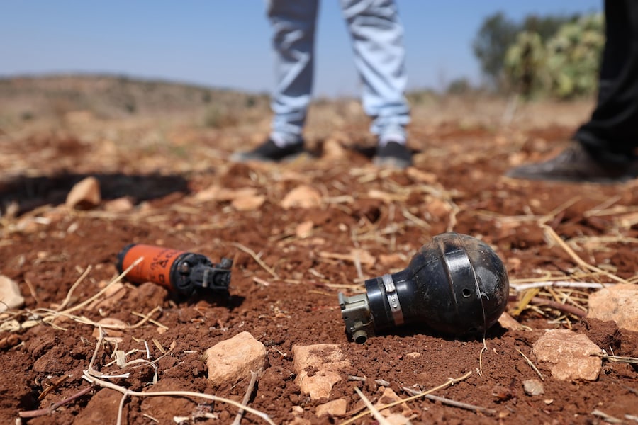 Sul terreno si vedono bossoli vuoti e bombolette di gas lacrimogeno dopo l’attacco sferrato dai coloni israeliani al villaggio palestinese di Fuqoua, a nord-ovest di Jenin, in Cisgiordania, il 12 settembre 2026. Secondo l’agenzia palestinese WAFA, un uomo palestinese è stato colpito e ferito durante uno scontro tra coloni israeliani e abitanti del villaggio palestinese. EPA/ALAA BADARNEH (EPA)