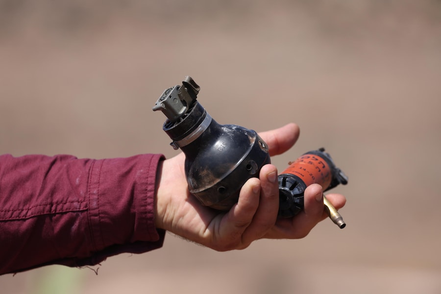 Un uomo palestinese mostra bossoli vuoti e bombolette di gas lacrimogeno dopo l’attacco sferrato dai coloni israeliani al villaggio palestinese di Fuqoua, a nord-ovest di Jenin, in Cisgiordania, il 12 settembre 2026. Secondo l’agenzia palestinese WAFA, un uomo palestinese è stato colpito e ferito durante uno scontro tra coloni israeliani e abitanti del villaggio palestinese. EPA/ALAA BADARNEH (EPA)