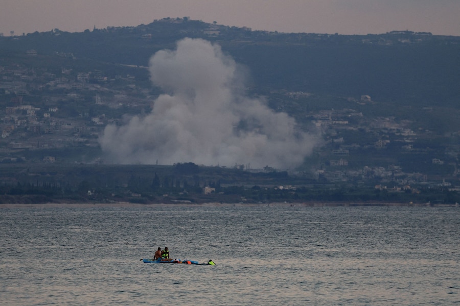 Il fumo si alza a Mansouri in seguito a un attacco israeliano, visto da Tiro, nel Libano meridionale, il 12 settembre 2026. REUTERS/Mohamed Azakir (REUTERS)