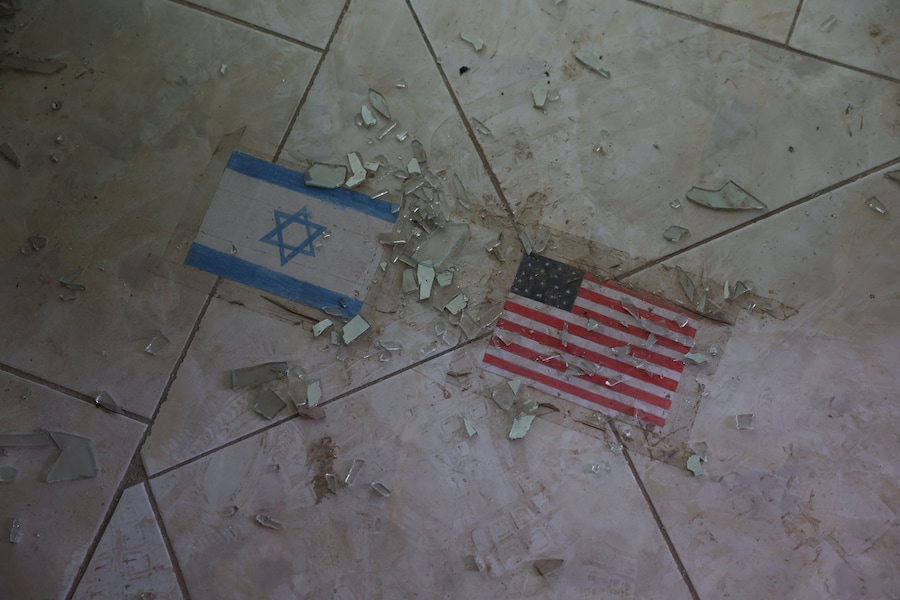 Bandiere degli Stati Uniti e di Israele sul terreno di una scuola, danneggiata da un attacco il 28 febbraio, a Lamerd, in Iran, il 12 settembre 2026. Majid Asgaripour/WANA (West Asia News Agency) via REUTERS (via REUTERS)