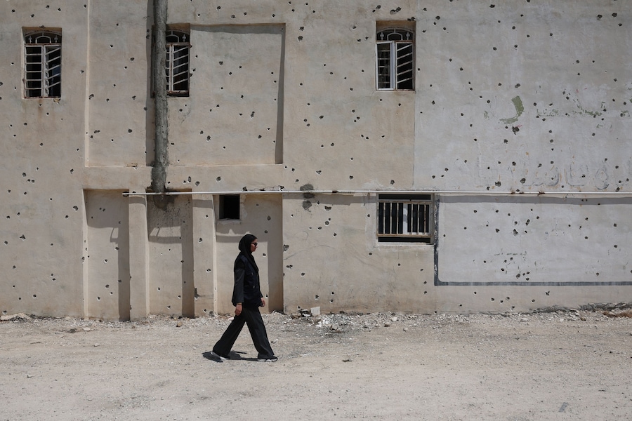 Segni di schegge sulla parete di un'abitazione dopo un attacco avvenuto il 28 febbraio a Lamerd, in Iran, 12 settembre 2026. Majid Asgaripour/WANA (West Asia News Agency) via REUTERS (via REUTERS)