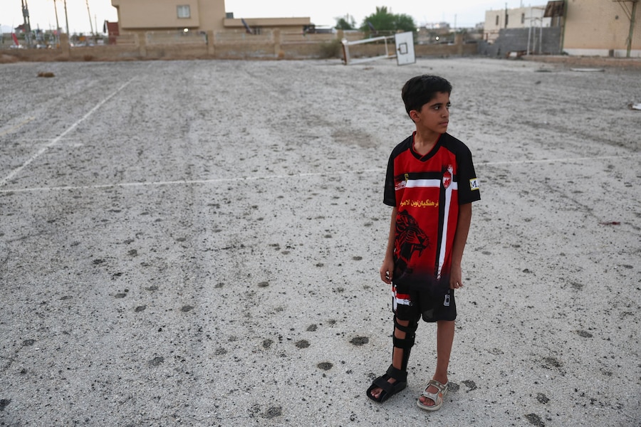 Amir Mohammad, un ragazzo iraniano rimasto ferito in un attacco al palazzetto dello sport di Lamerd il 28 febbraio, si trova davanti al palazzetto dello sport di Lamerd, a Lamerd, in Iran, il 12 settembre 2026. Majid Asgaripour/WANA (West Asia News Agency) via REUTERS (via REUTERS)