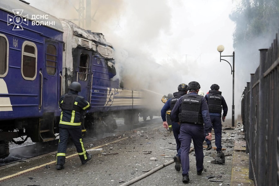 I vigili del fuoco spengono le fiamme di una carrozza di un treno passeggeri colpita da un attacco con droni russi in una stazione ferroviaria, nel contesto dell'offensiva russa contro l'Ucraina, a Lutsk, Ucraina, il 12 settembre 2026. Ufficio stampa del Servizio statale di emergenza dell'Ucraina nella regione di Volyn/Foto fornita tramite REUTERS (via REUTERS)