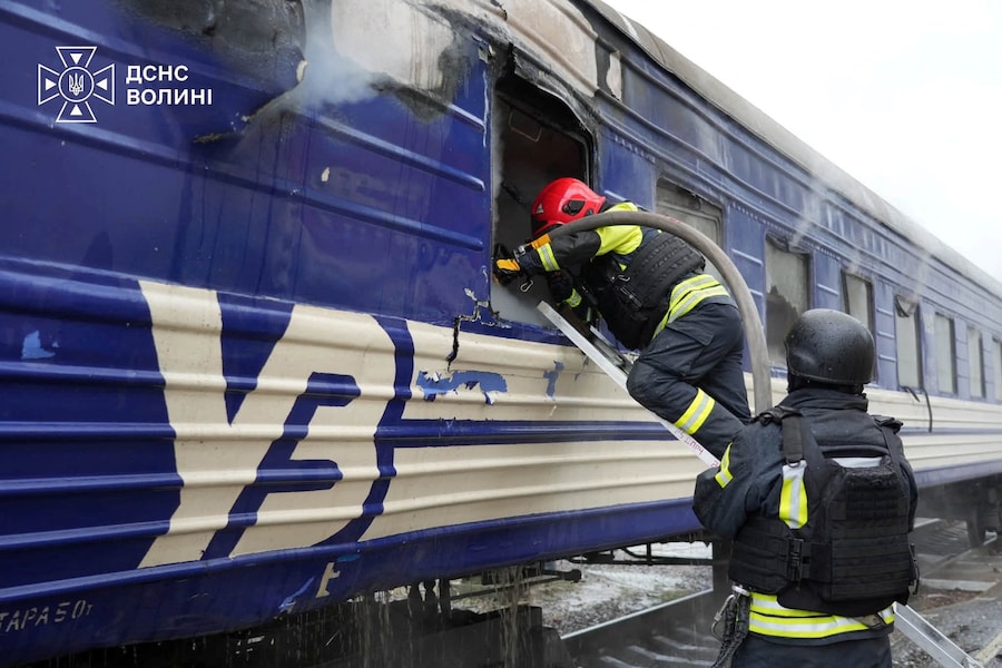 I vigili del fuoco spengono le fiamme di una carrozza di un treno passeggeri colpita da un attacco con droni russi in una stazione ferroviaria, nel contesto dell'offensiva russa contro l'Ucraina, a Lutsk, Ucraina, il 12 settembre 2026. Ufficio stampa del Servizio statale di emergenza dell'Ucraina nella regione di Volyn/Foto fornita tramite REUTERS (via REUTERS)