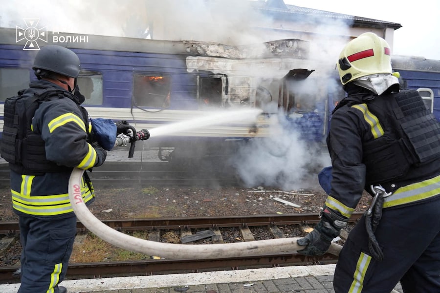 I vigili del fuoco spengono le fiamme in una carrozza di un treno passeggeri colpita da un attacco con un drone russo in una stazione ferroviaria, nel contesto dell’offensiva russa contro l’Ucraina, a Lutsk, Ucraina, il 12 settembre 2026. Ufficio stampa del Servizio statale di emergenza dell’Ucraina nella regione di Volyn/Foto fornita tramite REUTERS (via REUTERS)