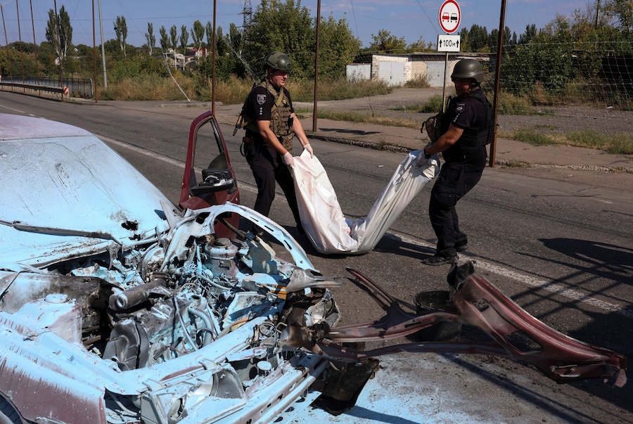 Agenti di polizia trasportano una sacca contenente il corpo di un residente ucciso all’interno della propria auto da un attacco sferrato da un drone FPV russo nella città di Kramatorsk, in prima linea nel conflitto, nel contesto dell’attacco della Russia all’Ucraina, nella regione di Donetsk, Ucraina, il 12 settembre 2026. REUTERS/Anatolii Stepanov (REUTERS)