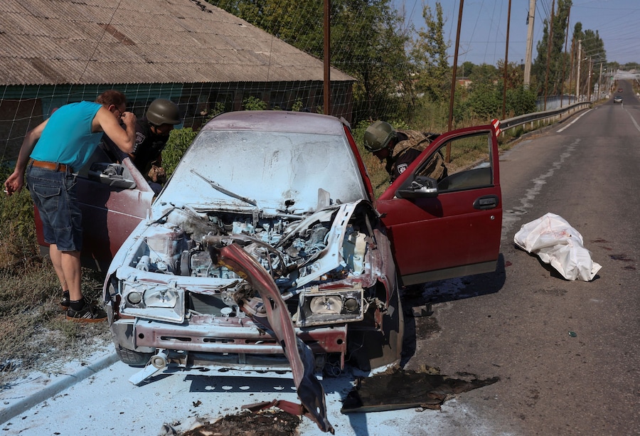 Agenti di polizia ispezionano l'auto danneggiata di un residente rimasto ucciso dal colpo sferrato da un drone FPV russo nella città di Kramatorsk, in prima linea nel conflitto, nel contesto dell'attacco russo all'Ucraina, nella regione di Donetsk, Ucraina, il 12 settembre 2026. REUTERS/Anatolii Stepanov (REUTERS)