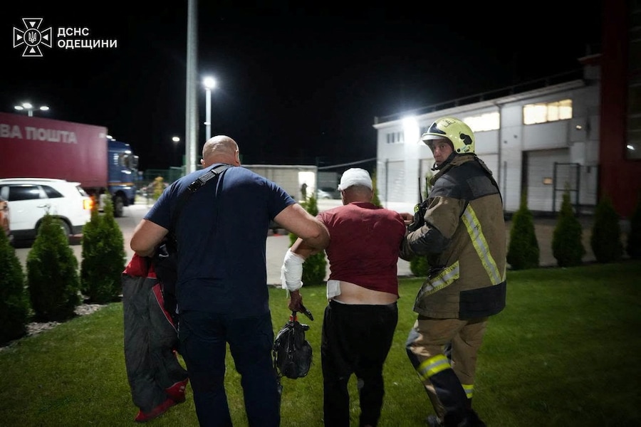 Un soccorritore e un volontario prestano soccorso a un uomo rimasto ferito durante un attacco serale sferrato da un drone russo contro un centro di smistamento della società di consegne Nova Post, nel contesto dell’offensiva russa contro l’Ucraina, a Odessa, Ucraina, il 12 settembre 2026. Ufficio stampa del Servizio statale di emergenza dell’Ucraina nella regione di Odessa/Foto fornita tramite REUTERS (via REUTERS)